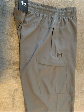 Under Armour Men's Textured Charcoal Gray Cargo Pant